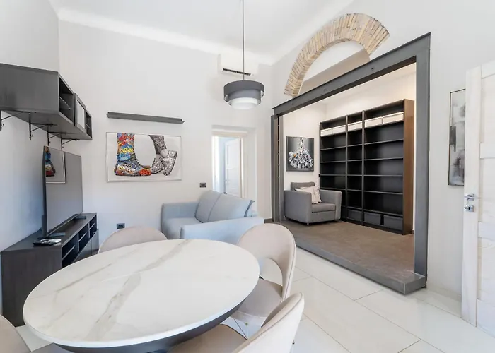 Opera Square 3br 3ba *